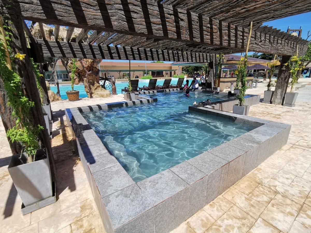 Port Royale Waterpark Resort Dumaguete City Екстер'єр фото